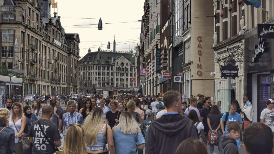 Inwoners van amsterdam en hun houding ten opzichte van toeristen en toerisme